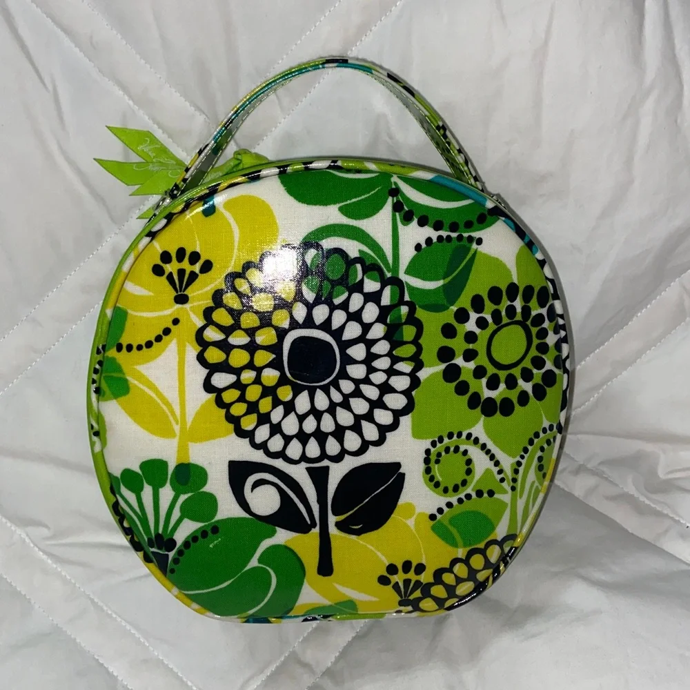 Like new VERA BRADLEY ROUND COSMETIC BAG limes up
